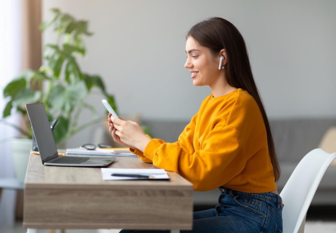 Estudiantes trabajando en proyectos de procesamiento de lenguaje natural